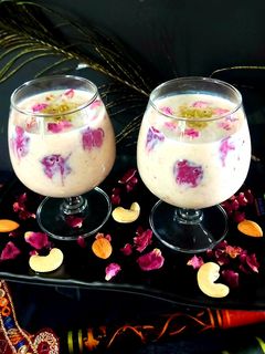ગુલકંદ ખીર (Gulkand Kheer recipe in Gujarati) રેસીપી મુખ્ય ફોટો