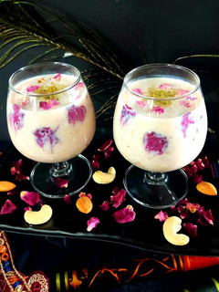 ગુલકંદ ખીર (Gulkand Kheer recipe in Gujarati) રેસીપી મુખ્ય ફોટો