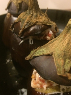 Una foto de Berenjenas rellenas con aceitunas y tomate