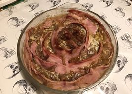 « Rose » de jambon blanc aux oignons confits et cancoillotte