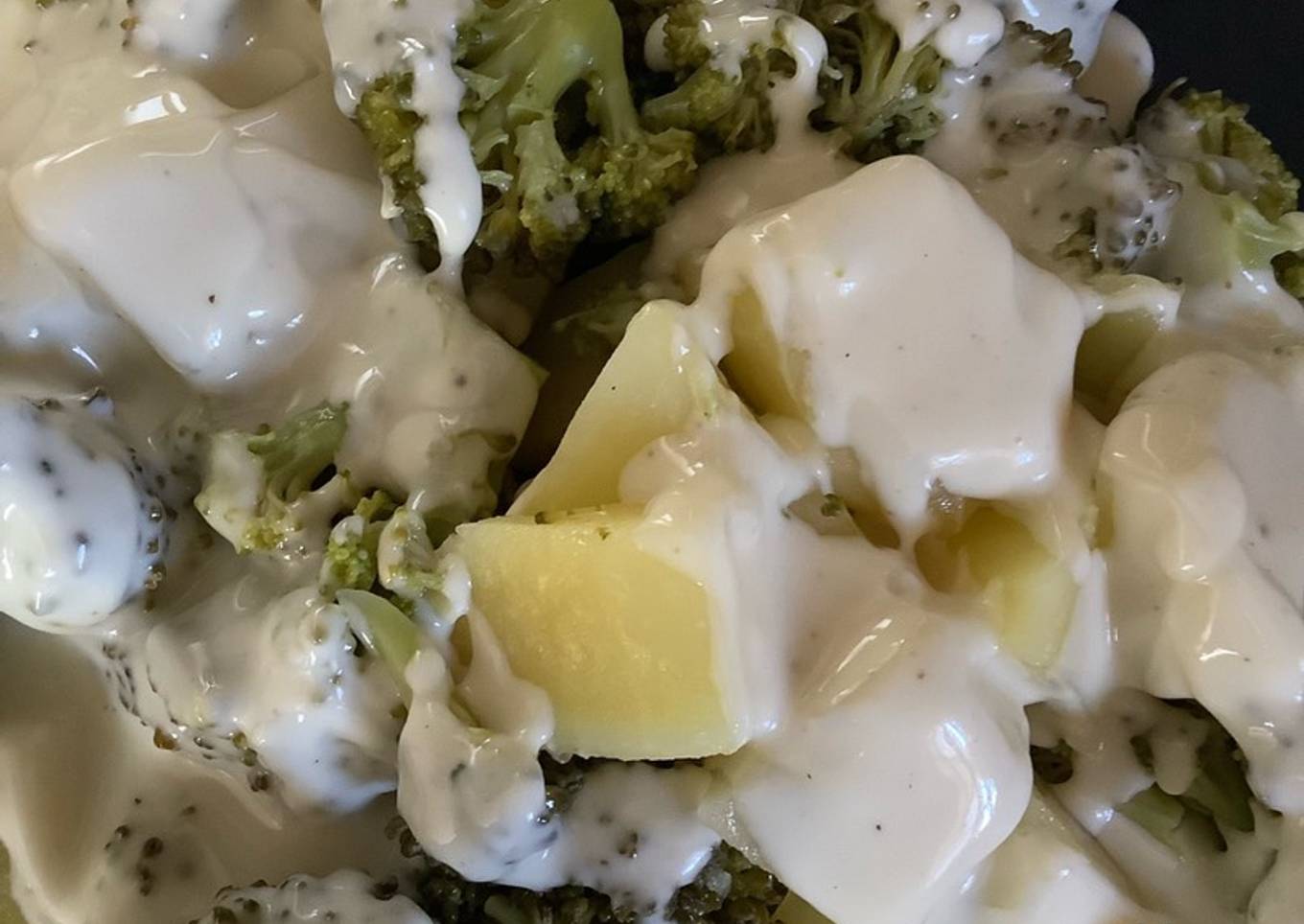 Brócoli y patatas con salsa de queso