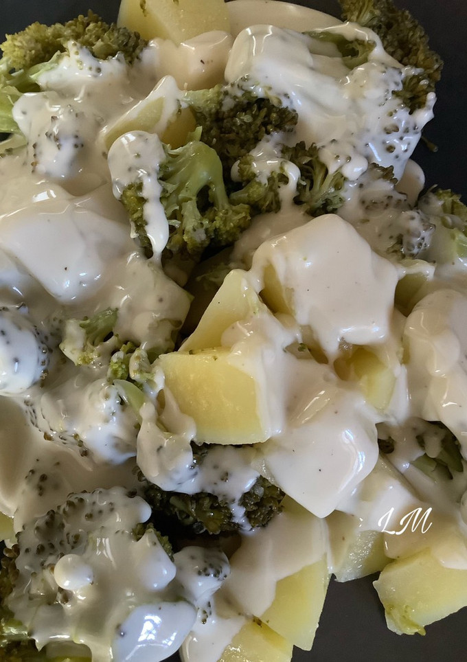 Una foto de Brócoli y patatas con salsa de queso