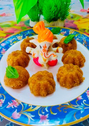 જેગેરી (ગોળ) લાડુ (સૂજી +ચુરમા)(Jaggery and churma na ladu in Gujarati) રેસીપી મુખ્ય ફોટો