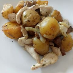 Chicken, mushrooms and potatoes in beer A picture of Chicken, mushrooms and potatoes in beer.