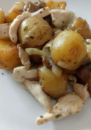 A picture of Chicken, mushrooms and potatoes in beer.