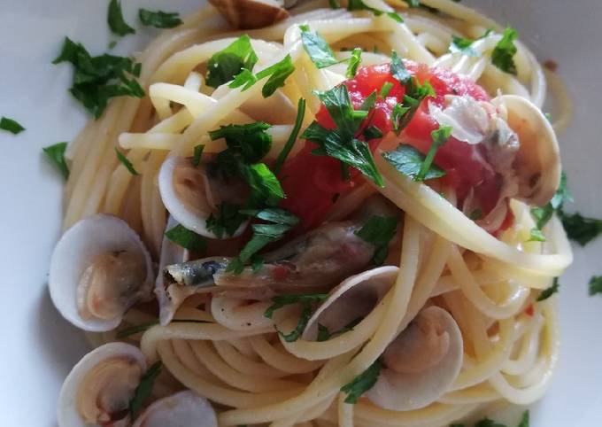 Spaghetti vongole, lupini e cannolicchi con polpa di pomodori 🍝