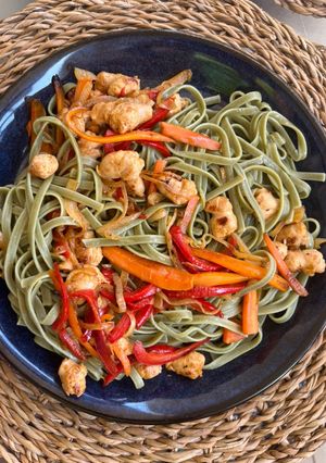 Una foto de Tallarines de espinacas con verduras y salchichas