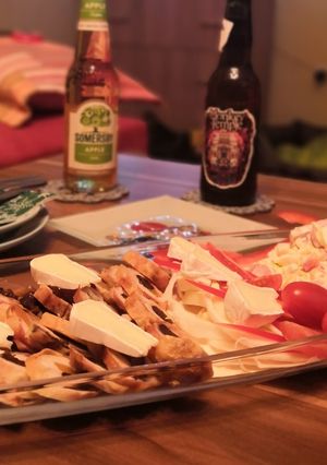 Gluténmentes aszalt gyümis csirkemell, fokhagymás-tejfölös virslisalátával recept fotója