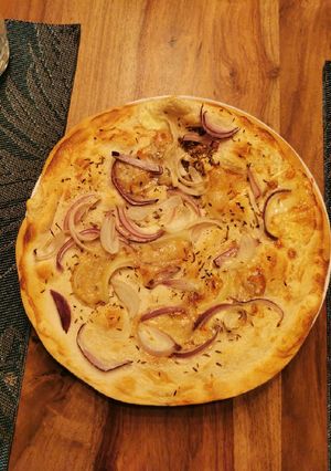 Une photo de Flammekueche oignons rouge et gorgonzola
