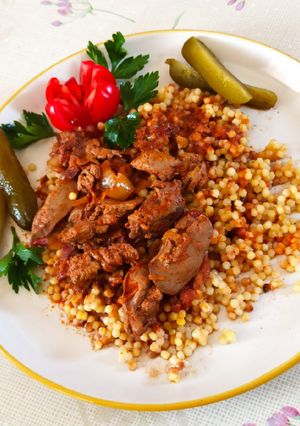 Lecsós csirkemáj, pirított tarhonyával recept fotója