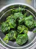 Espinacas al vapor para preparar revuelto de espinaca y huevo