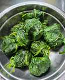 Espinacas al vapor para preparar revuelto de espinaca y huevo
