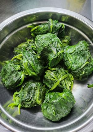 Una foto de Espinacas al vapor para preparar revuelto de espinaca y huevo