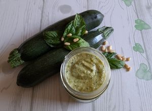 Foto di Pesto di zucchine con pinoli e noci