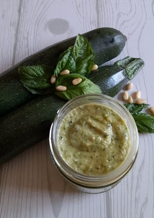 Foto di Pesto di zucchine con pinoli e noci
