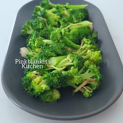 A picture of Broccoli in Garlic & Ginger infused oil.