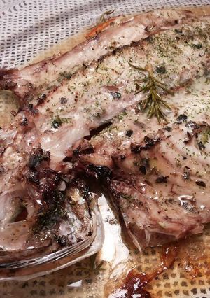 Una foto de Jurel blanco del estrecho, al horno con romero y tomillo