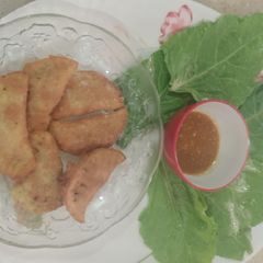 A picture of D shape samosay.