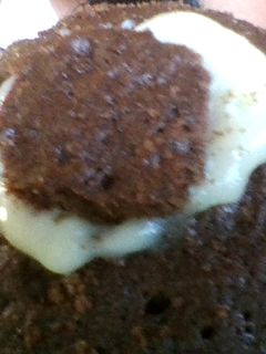Una foto de Bizcochuelo en taza relleno de crema pastelera, muy fácil, rápido y rico