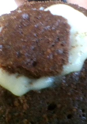 Una foto de Bizcochuelo en taza relleno de crema pastelera, muy fácil, rápido y rico