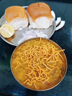 कोल्हापुरी मिसल पाव (kolhapuri misal pav recipe in Hindi) रेसिपी मुख्य फोटो
