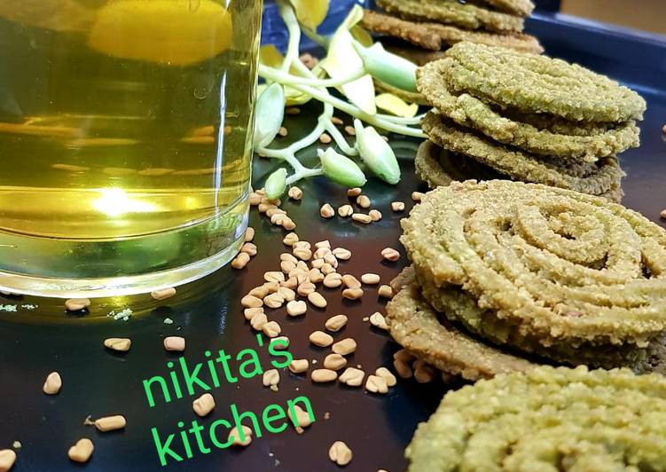 Spinach Chakli with Fenugreek tea