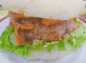 Hình của món Hamburger Cơm Thịt Bò Bằm Áp Chảo.