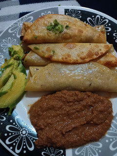 Una foto de Tacos con salsa de sardina