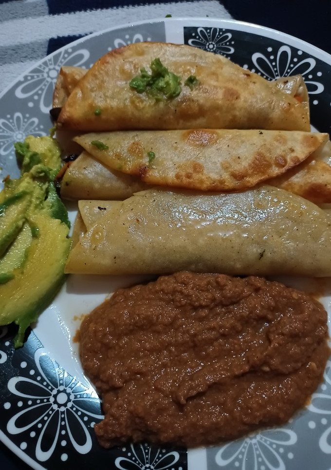 Una foto de Tacos con salsa de sardina