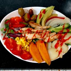 A picture of My Chicken,Sriacha flavour salad Bowl 😚Mainmeal #Eattherainbow.