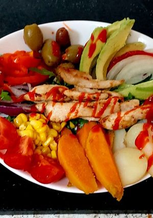 A picture of My Chicken,Sriacha flavour salad Bowl 😚Mainmeal #Eattherainbow.