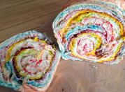 Una foto de pan de colores