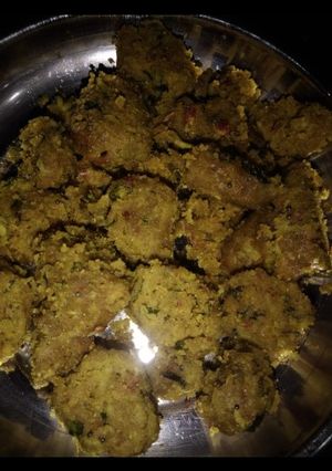 દૂધી ના મુઠીયા (Dudhi Muthiya Recipe In Gujarati) રેસીપી મુખ્ય ફોટો
