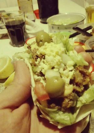 Una foto de Tacos de carne y algunas salsas