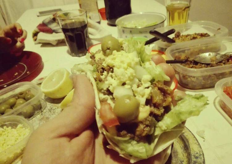 Tacos de carne y algunas salsas