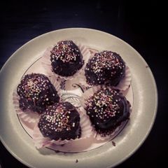 A picture of Easy easy cake pops.