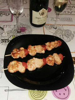Una foto de Brochetas de salmón y gambones