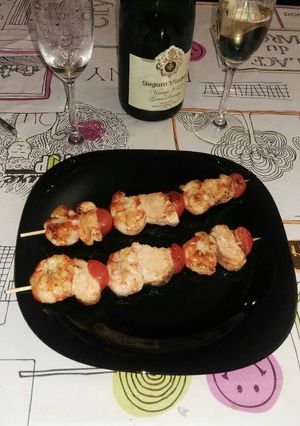 Una foto de Brochetas de salmón y gambones
