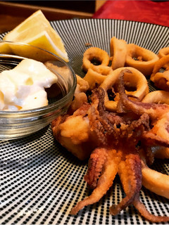 Una foto de Calamares de la ría fritos y con alioli. Trucos para un rebozado perfecto 👌