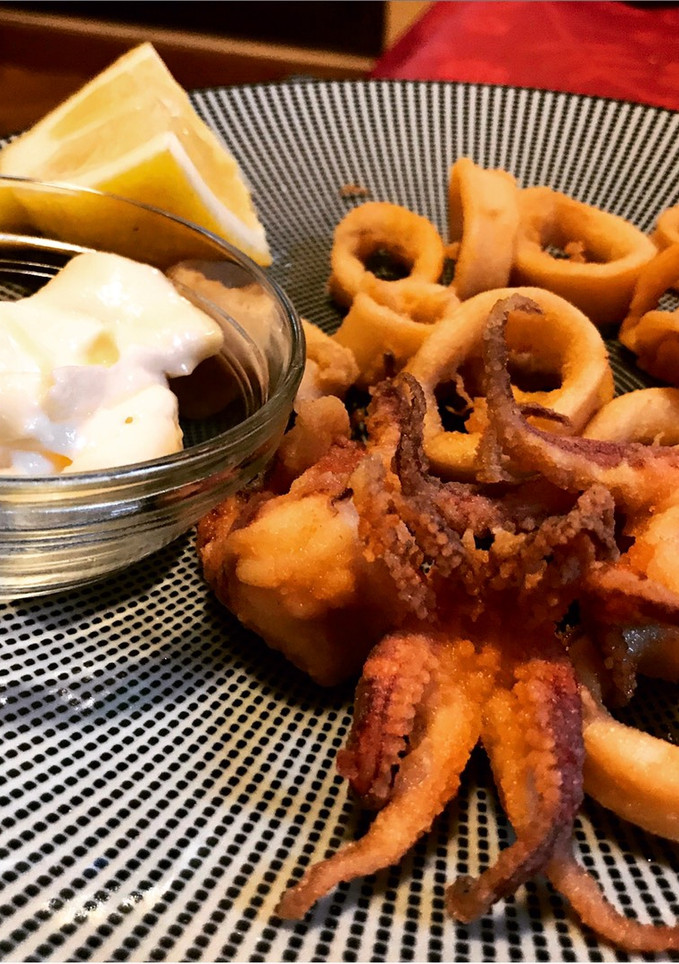 Una foto de Calamares de la ría fritos y con alioli. Trucos para un rebozado perfecto 👌