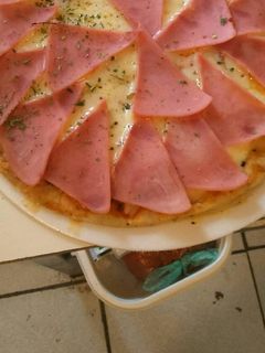 Una foto de Pizza casera de jamón y queso