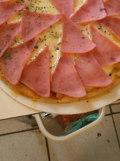 Una foto de Pizza casera de jamón y queso