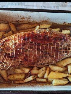 Una foto de Rollo de carne con patatas gajo al horno. Todo un acierto