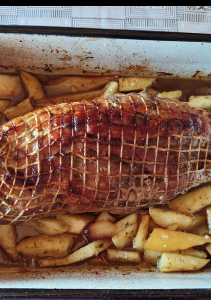 Una foto de Rollo de carne con patatas gajo al horno. Todo un acierto