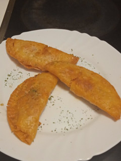 Una foto de Empanadillas con atún tomate y huevo al orégano😜😋