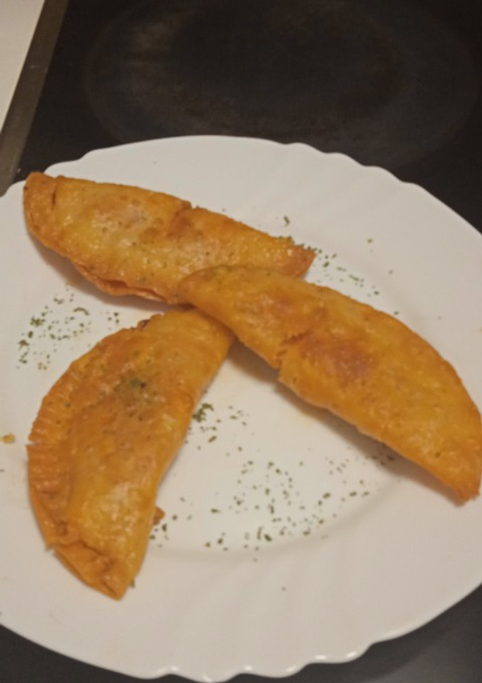 Una foto de Empanadillas con atún tomate y huevo al orégano😜😋