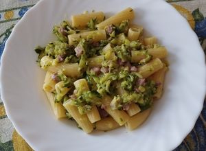 Foto di Pasta con speck zucchine e stracchino