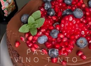 Una foto de Pastel de vino tinto con chocolate