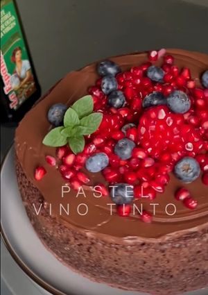 Una foto de Pastel de vino tinto con chocolate