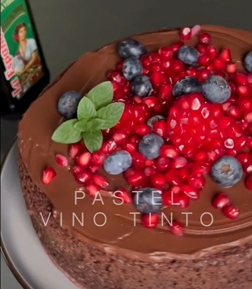 Una foto de Pastel de vino tinto con chocolate